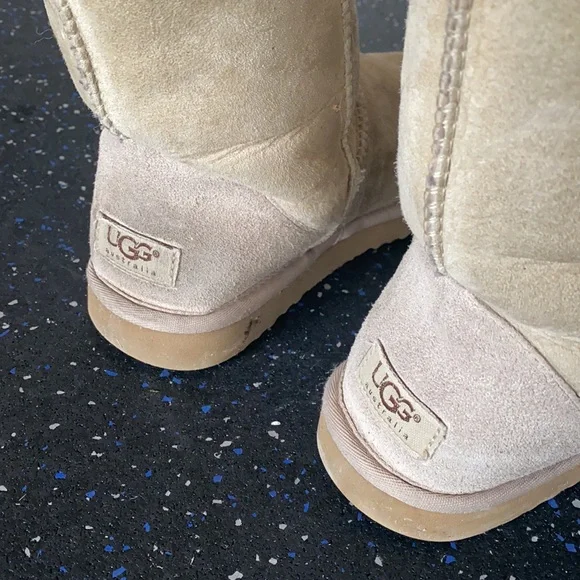 UGGS - Picture 2 of 4